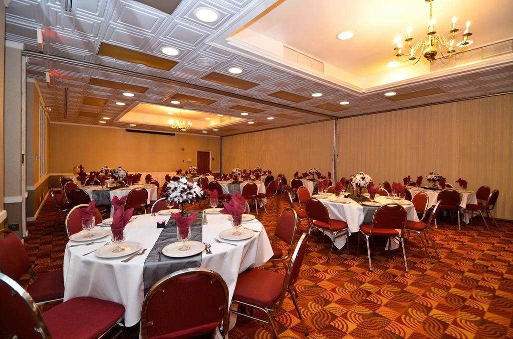 Red Lion Hotel Фармингтън Ресторант снимка